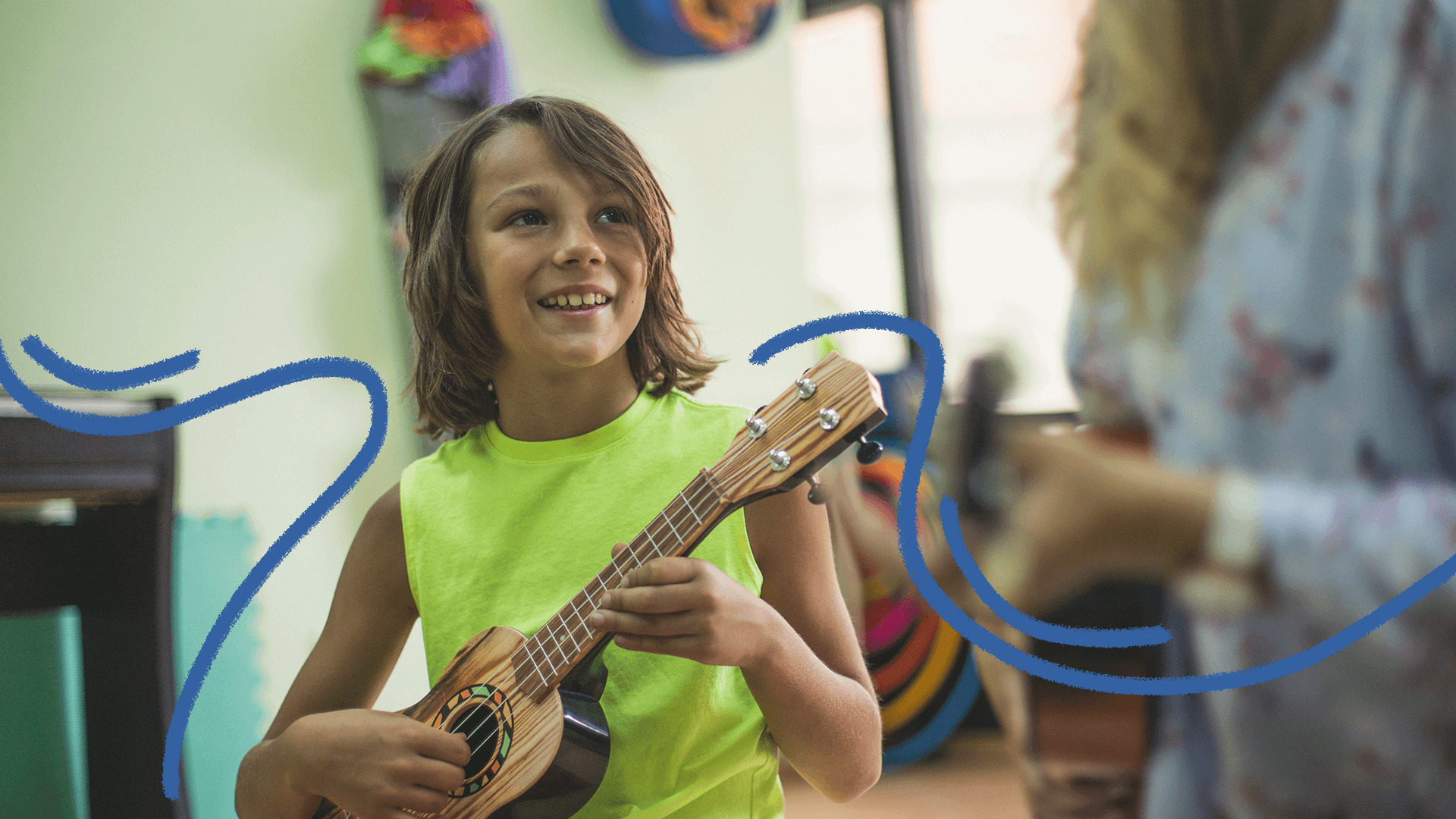 imagem de capa para matéria sobre criatividade crianças mostra um menino branco, de cabelos longos segurando um ukulelê em uma aula de música