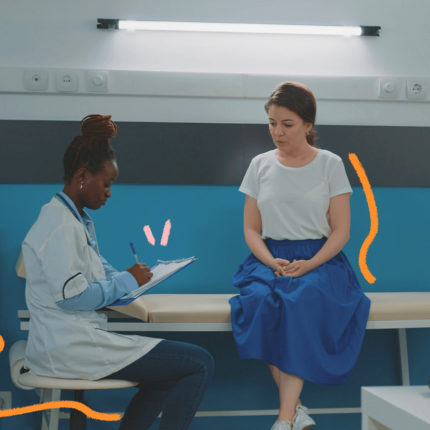 imagem de capa para matéria sobre congelamento de óvulos mostra uma mulher branca com mais de 30 anos sentada em uma maca de um consultório médico e umamédica, negra, segurando um prontuário