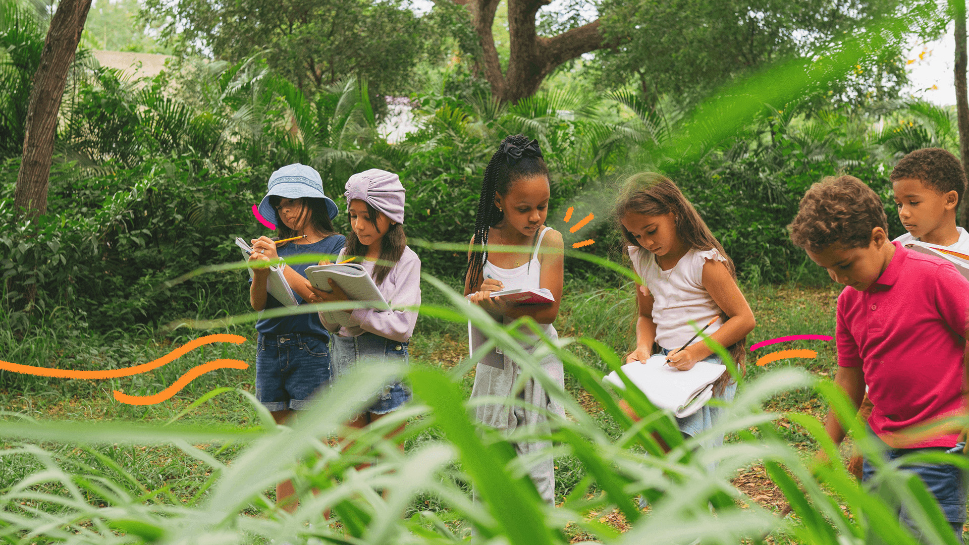 Imagem de capa para matéria sobre a nova lei que atualiza a Política Nacional de Educação Ambiental mostra quatro criançanas escrevendo em um caderno no meio de um parque cheio de árvores.