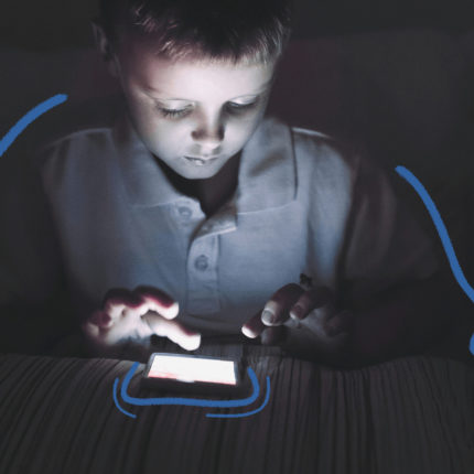 imagem de capa sobre matéria de hiperconexão das crianças mostra um menino branco, de cabelos curtos e moletom usando um smartphone
