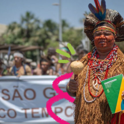 Imagem de capa para matéria sobre ações para conter a crise ecológica mostra um homem indógena usando roupas tradicionais e cocar. Ele segura a Constituição brasileira e caminha em uma manifestação na rua.