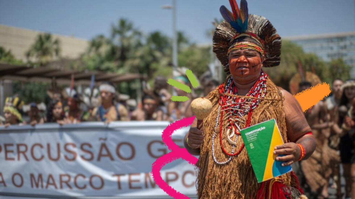 Imagem de capa para matéria sobre ações para conter a crise ecológica mostra um homem indógena usando roupas tradicionais e cocar. Ele segura a Constituição brasileira e caminha em uma manifestação na rua.