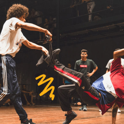 imagem de capa para matéria de dança crianças e break, mostra dois jovens negros, dançando break em um salão