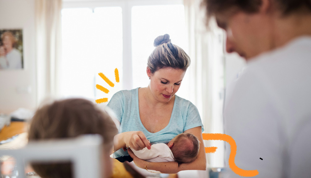 imagem de capa para matéria sobre amamentação mostra uma mulher branca amamentando um bebê e sendo observada por um home e uma criança