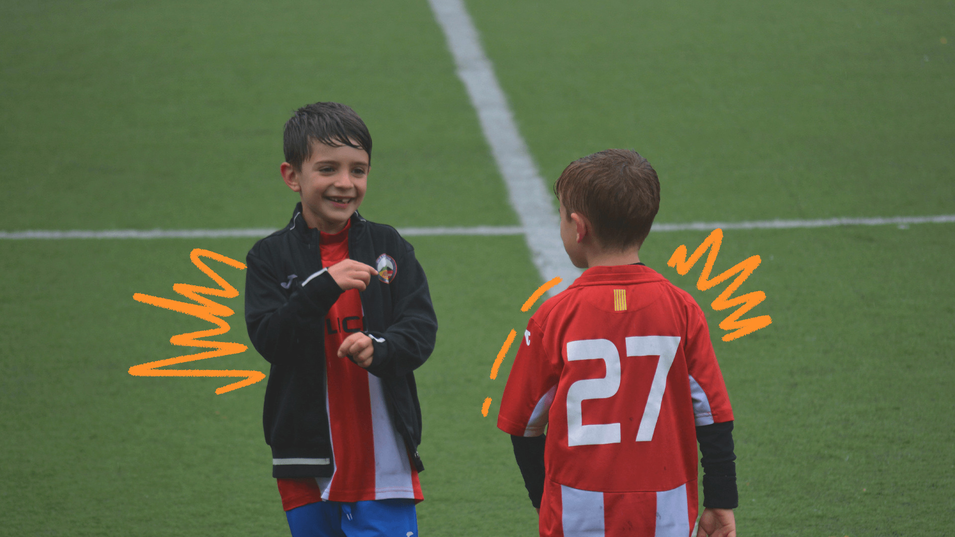 Imagem de capa para matéria sobre atletas mirins mostra dois meninos brancos vestindo uniforme de time de futebol e sorrindo dentro de um campo