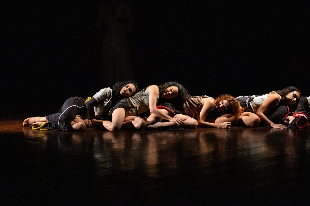 imagem de dança crianças mostra uma aparesentação do balém jovem de salvador com bailarinas sentadas no meio do palco