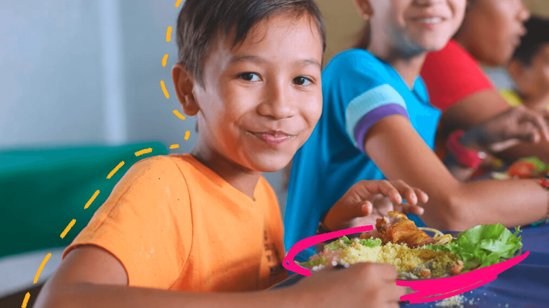 Imagem de capa para matéria sobre a política de merenda escolar mostra um menino pardo de camiseta laranja sentado em uma mesa e comendo um prato de comida