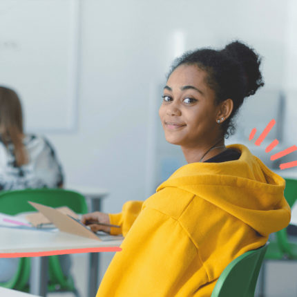 Imagem para capa de matéria sobre saúde mental nas escolas mostra uma menina negra, de moleton amarelo, sentada em uma carteira em uma sala de aula