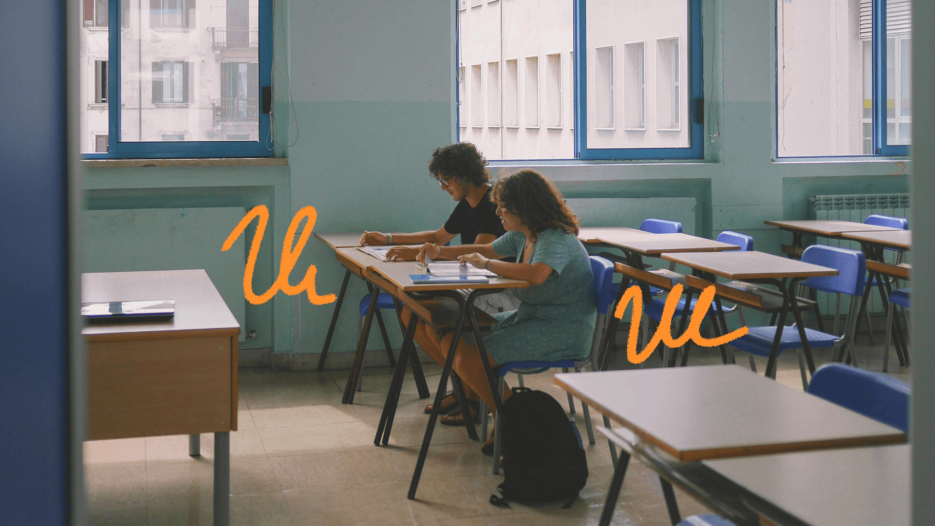 iMAGEM DE CAPA PARA MATÉRIA SOBRE O NOVO ENSINO MÉDIO E OS itinerários formativos motra uma sala de aula e dois estudantes sentados nas carteiras