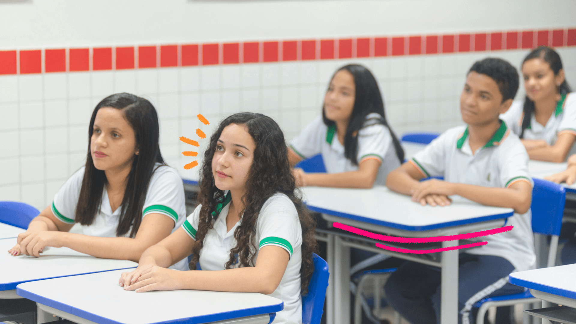 Imagem de capa para matéria sobre os resultados do Ideb 2023 mostra adolescentes sentados em carteiras de uma sala de aula