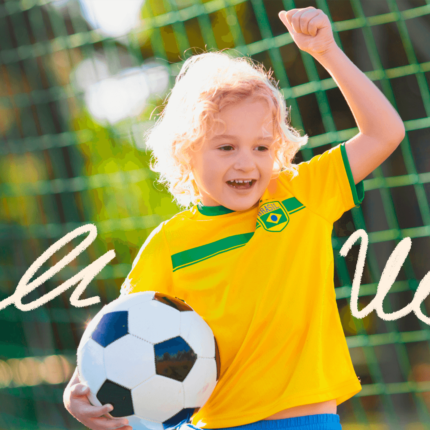 Imagem de capa para matéria sobre o ufanismo nos esportes mostra uma criança branca, vestida de camisa da seleção brasileira segurando uma bola e vibrando