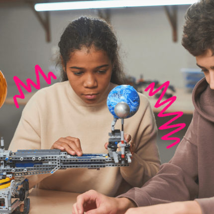 imagem de capa para matéria sobre robótica educacional mostra dois adolescentes montando um equipamento eletrônico em um laboratótio escolar