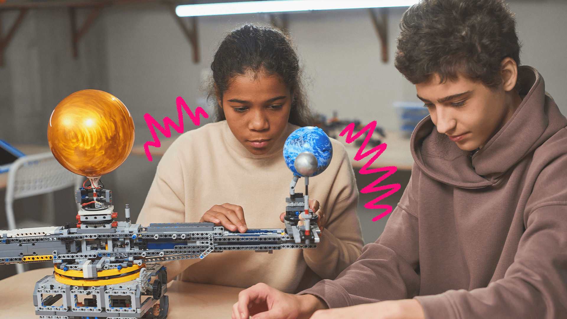 imagem de capa para matéria sobre robótica educacional mostra dois adolescentes montando um equipamento eletrônico em um laboratótio escolar