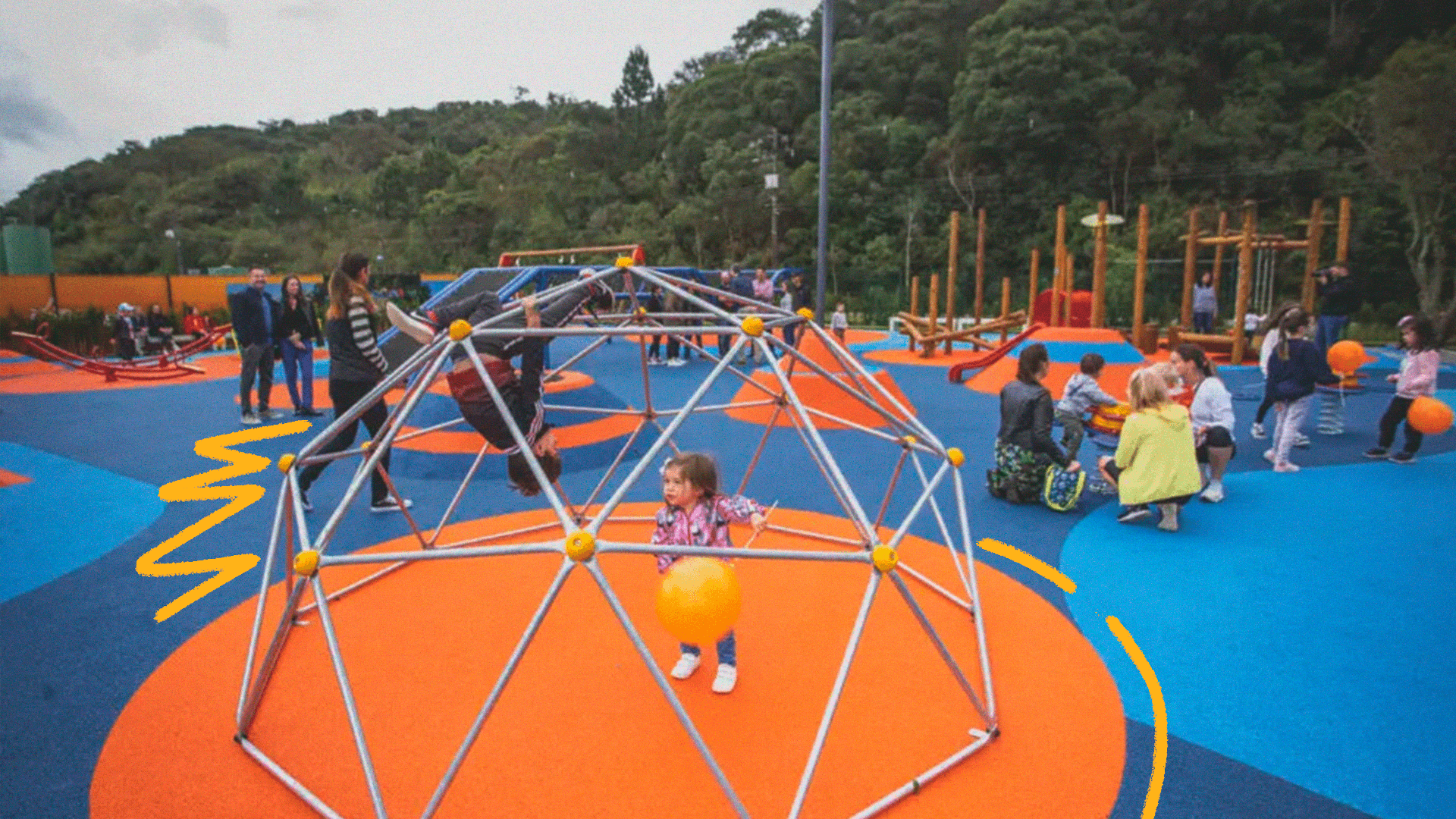 Imagem de capa para matéria sobre parques inclusivos mostra um parque colorido com binquedos inclusivos e crianças brincando.