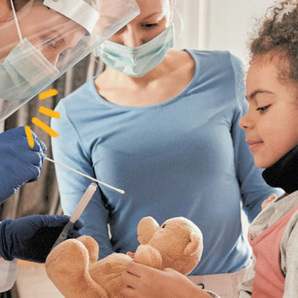 imagem de capa para matéria sobre a mpox e os riscos às crianças mostra uma menina sendo examinada por uma médica