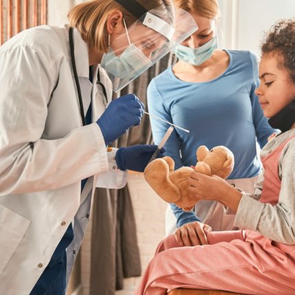 imagem de capa para matéria sobre a mpox e os riscos às crianças mostra uma menina sendo examinada por uma médica