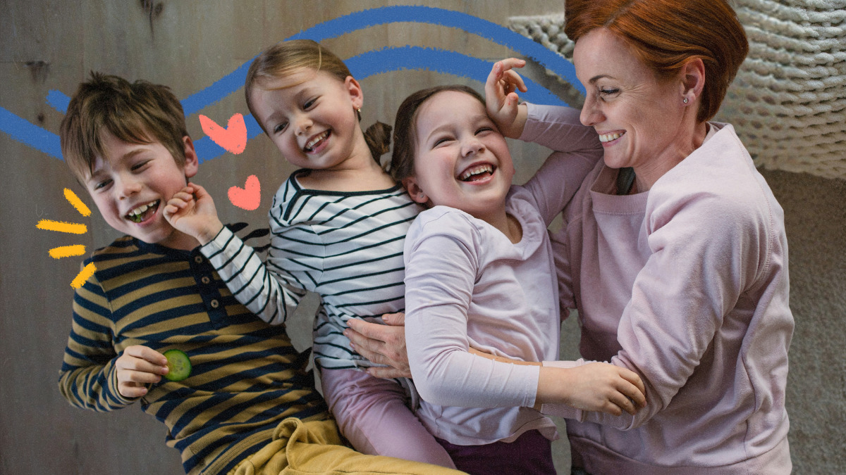 Imagem para matéria sobre irmão do meio mostra uma mulher branca, de cabelos ruivos e curtos deitada e abraçada com três crianças brancas sorridentes, um menino e duas meninas