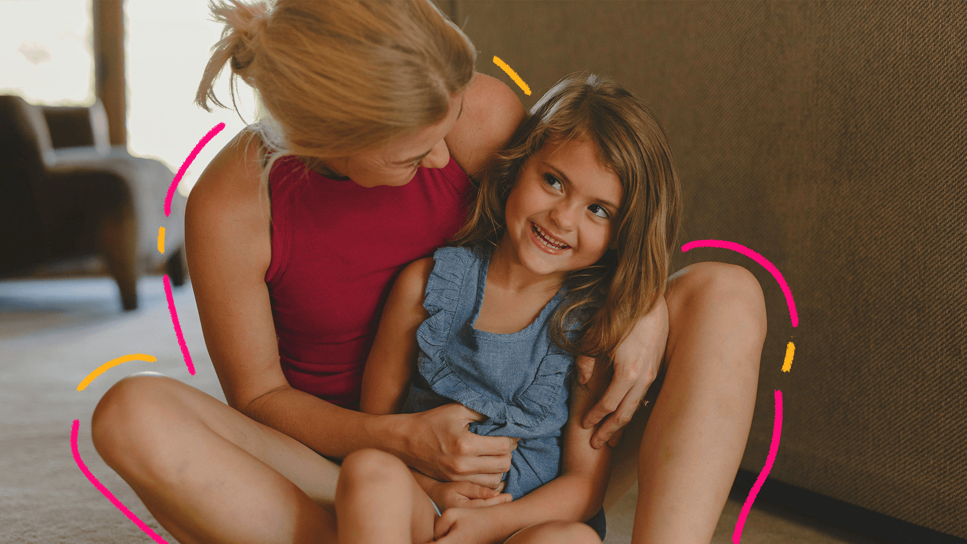 Imagem para capa de matéria sobre parentalidade positiva mostra uma mulher loira sentada no chão de uma casa com uma menina branca de cabelos lisos no colo.