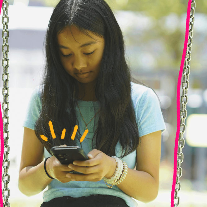 Imagem de capa para matéria sobre celulares nas escolas mostra uma menina parda, de cabelo slisos e longos, segurando um celular nas mãos.