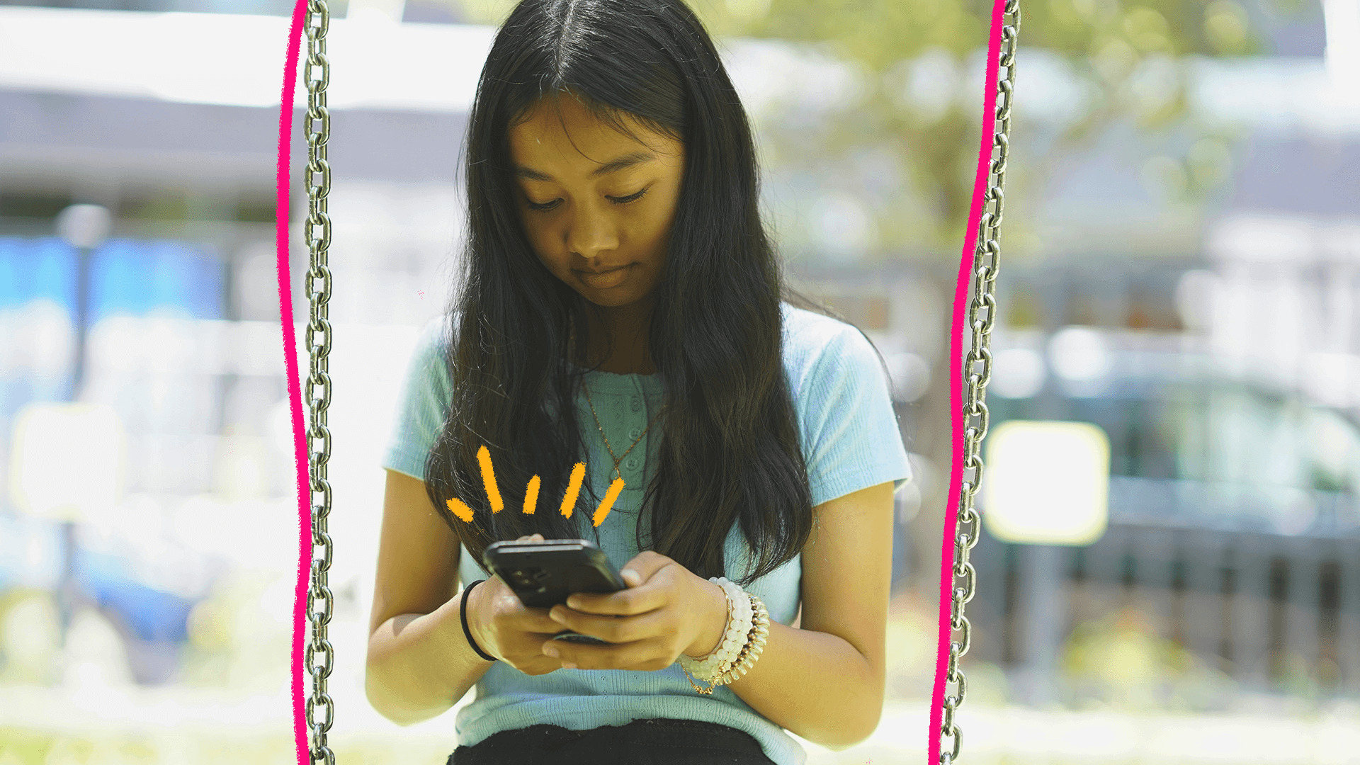 Imagem de capa para matéria sobre celulares nas escolas mostra uma menina parda, de cabelo slisos e longos, segurando um celular nas mãos.