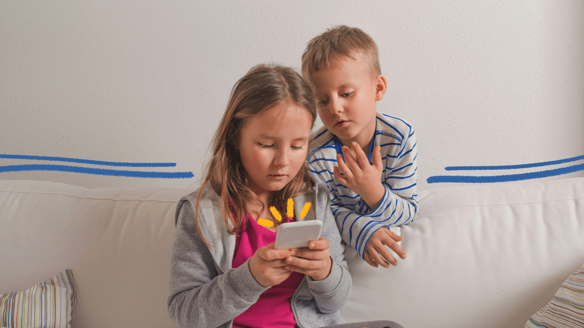 Imagem de capa para matéria sobre a pesquisa Tic Kids Online mostra duas crianças, uma menina e um menino, usando um celular e sentados em um sofá.