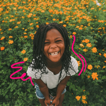 Imagem de capa para matéria sobre novo delivro de Michèle Petit mostra uma menina negra, de cabelos com tranças, sorrindo em meio a um campo de flores laranjas.