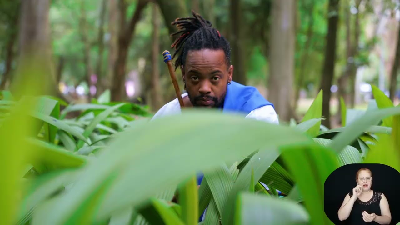 Imagem mostra cena da série Ancestrais do Futuro em que um ator negro, d ecabelos amarrados dança em meio à floresta. 