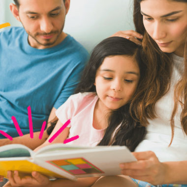 Imagem de capa para matéria sobre educação antirracista mostra uma família composta de homem, mulher e menina brancos, sentados no sofá lendo livros.