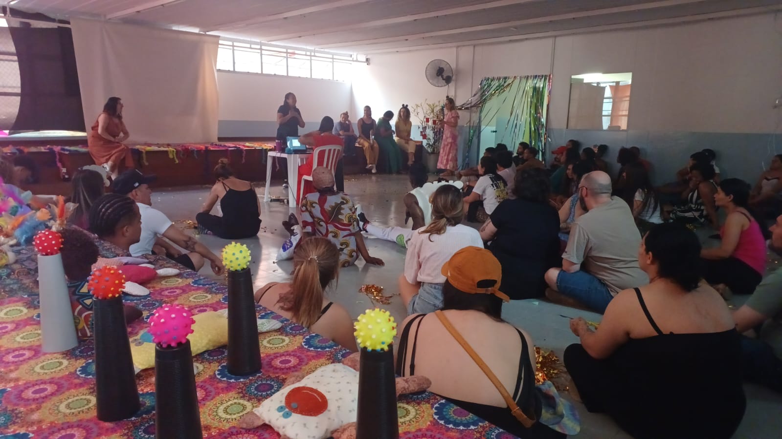 Imagem mostra uma reunião de pais na escola de São Paulo.