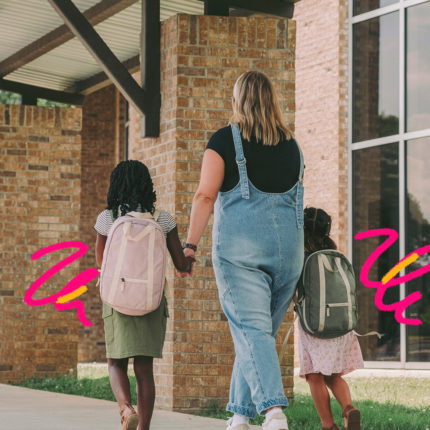 Imagem de capa de matéria sobre mudar de escola mostra uma mulher andando de mão dadas com duas meninas usando mochilas em um pátio de escola