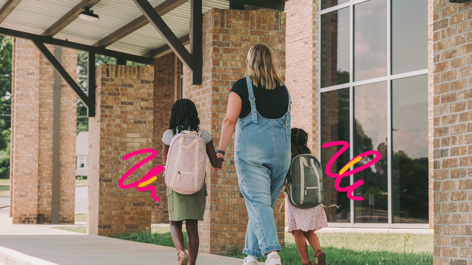 Imagem de capa de matéria sobre mudar de escola mostra uma mulher andando de mão dadas com duas meninas usando mochilas em um pátio de escola