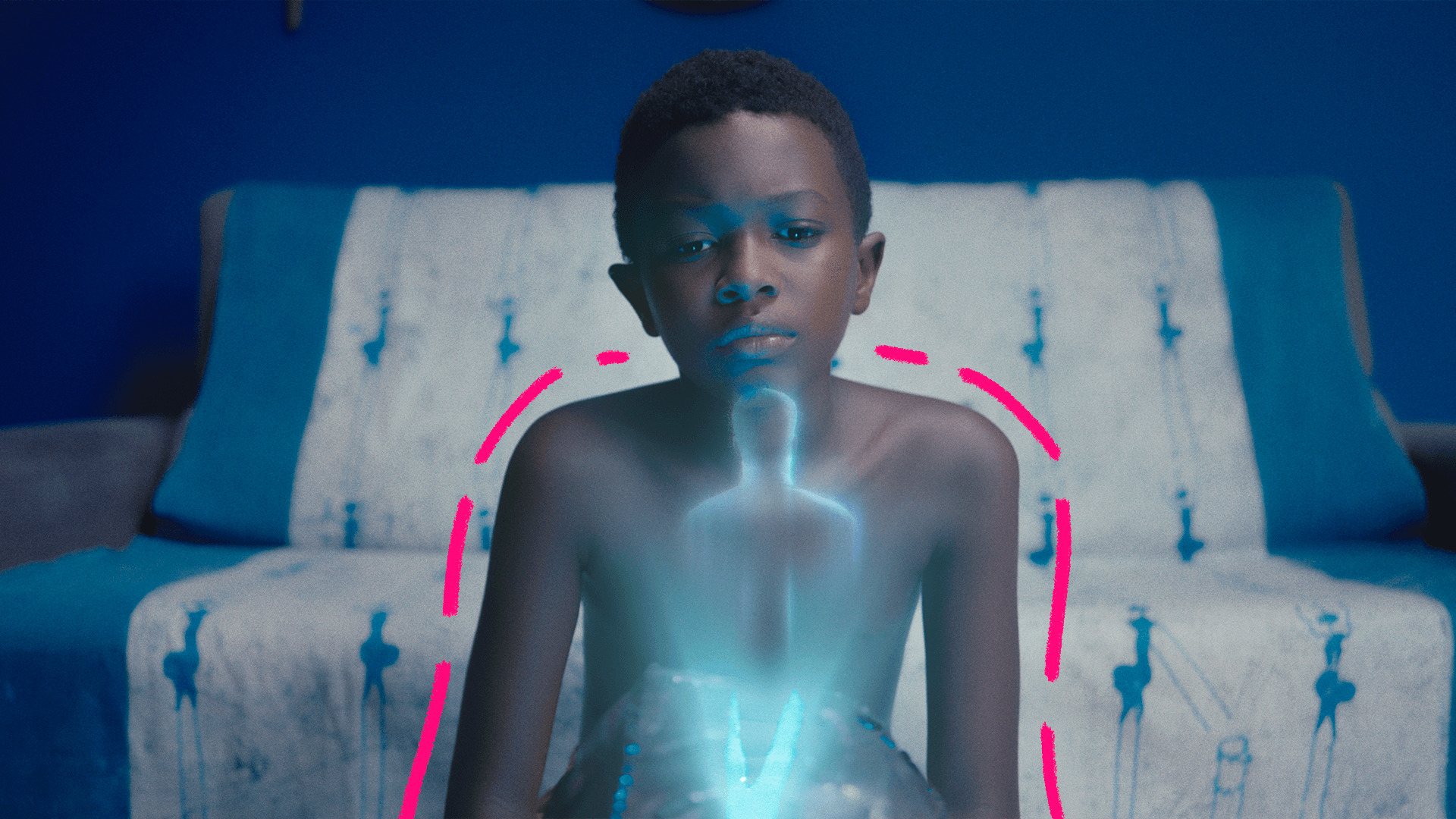 Imagem de capa para matéria sobre afrofuturismo mostra um acena do filme Mepai e a praia, em que um menino negro está sentado no so fá de casa e observa um holograma.