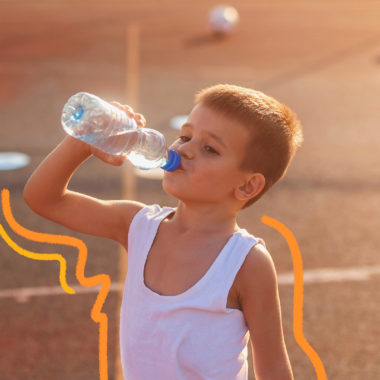 Imagem de capa para matéria sobre as recomendações do MEC para dia smais quentes e secos mostar um menino pequeno de camiseta branca bebendo água em uma garrafa transparente.