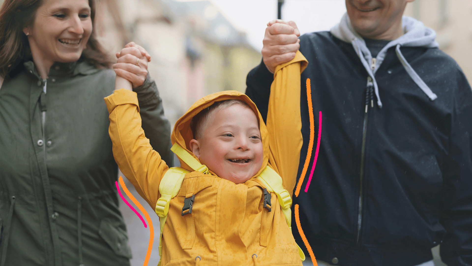 Imagem de capa para matéria sobre como as infâncias transformam os adultos mostra um menino branco, usando casaco amarelo, sorrindo e sendo carregado pelos braços por dois adultos.