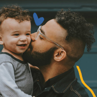 Imagem de capa para matéria sobre licença-paternidade e inicitaivas para ter um pai presente na criação dos filhos mostra um homem negro, de óculos e camisa xadrex segurando no colo um bebê negro sorridente.