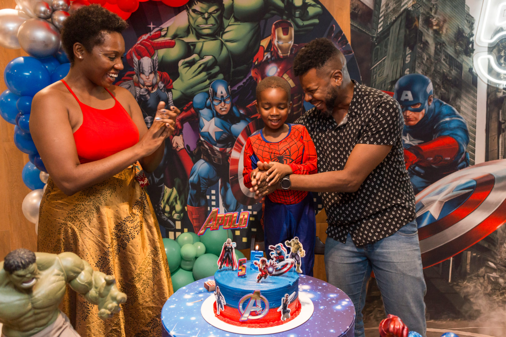 Família celebra aniversário de criança com tema “heróis da Marvel".