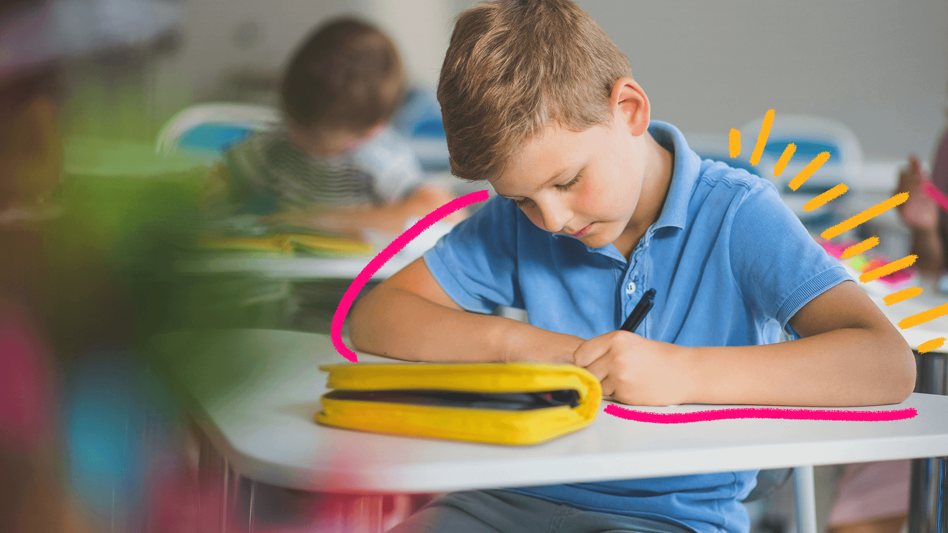 Imagem de capa para matéria sobre pressão por boas notas na escola mostra um menino branco, de cabelo scurtos loiro, vestindo camisa azul. Ele está sentado em uma carteira, em sala de aula e escrevendo em um caderno.