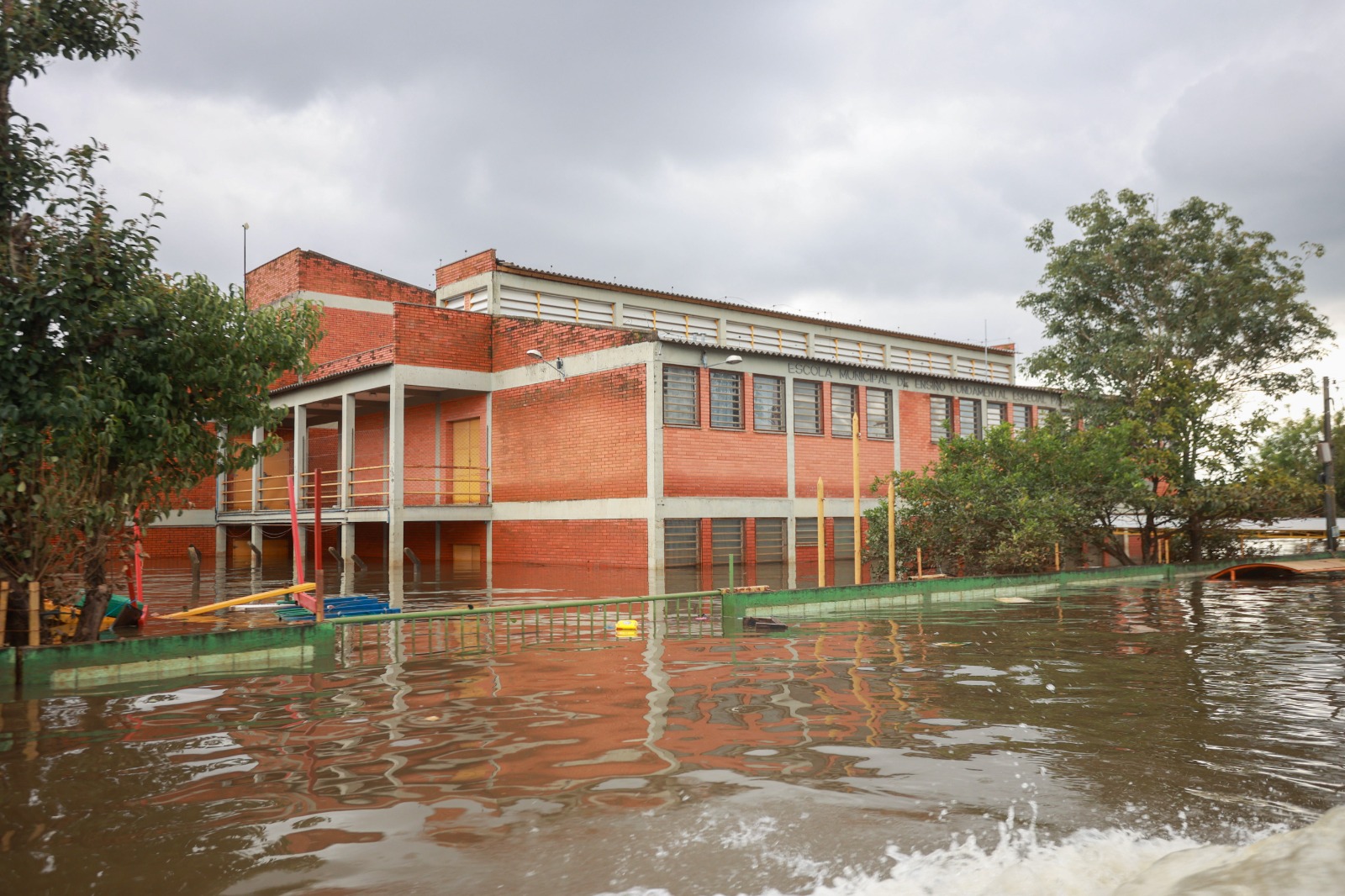 Imagem mostra uma escola da cidade de Canoas, no Rio Grande do Sul, alagada até o primeiro andar do prédio.