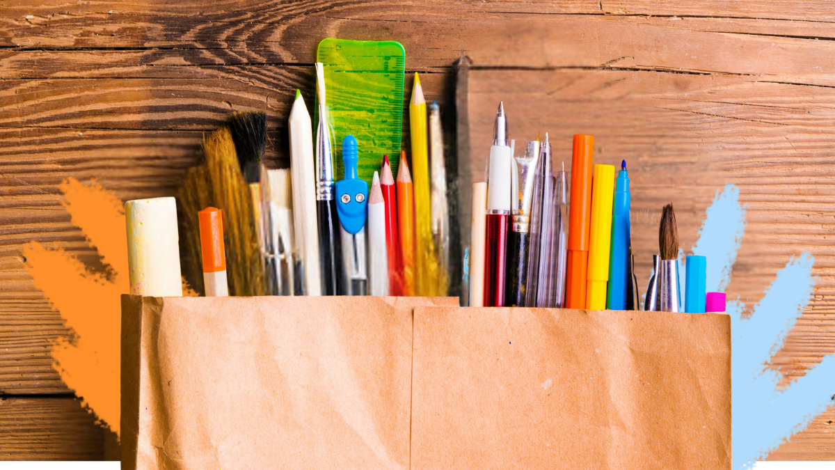 Imagem de capa para matéria sobre reutilização de material escolar mostra uma sacola de papel com vários objetos de escola como lápis e canetas.