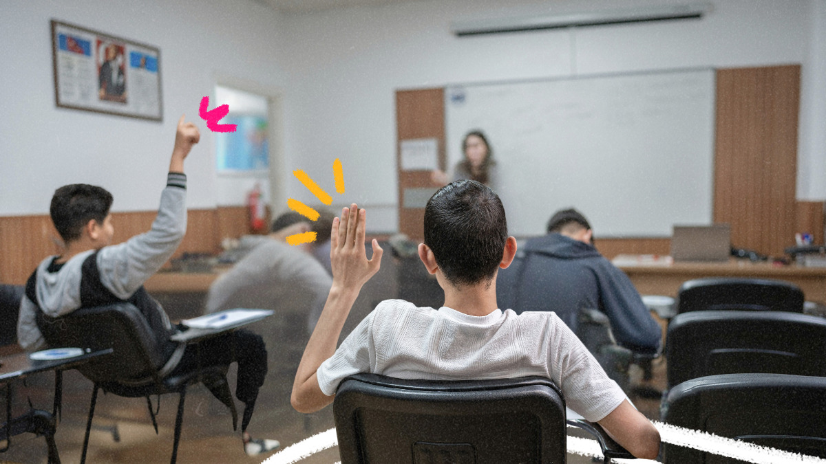 Imagem de capa para matéria sobre lei que proíbe celulares nas escolas mostra uma sala de aula e estudantes sentados em carteiras enquanto um aluno adolescente está com a mão levantada.