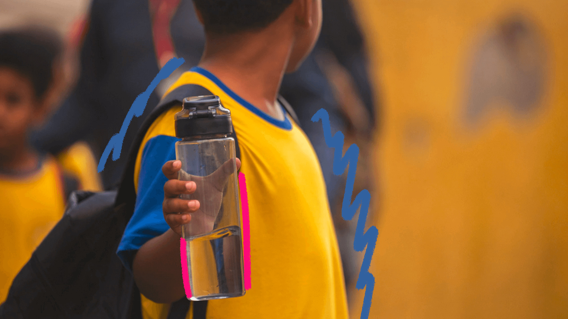 Altas temperaturas: Imagem de capa mostra um menino vestindo uniforme escolar e segurando uma garrafa de água.