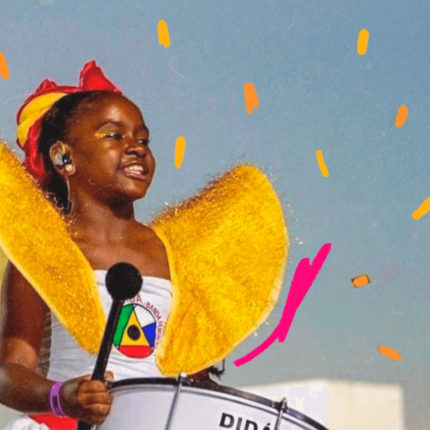 Imagem de capa para matéria sobre crianças no Carnaval de Salvador mostra uma meninia negra, vestindo roupa de bloco e tocando tambor.