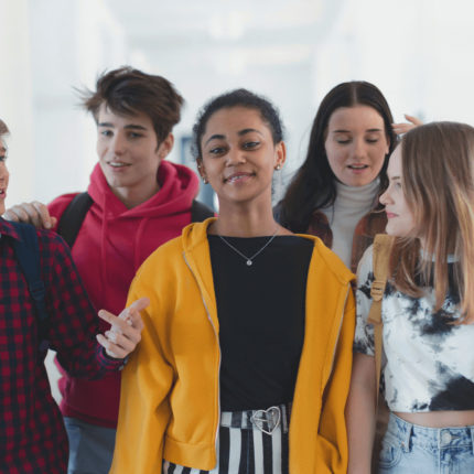 Imagem de capa para matérias sobre a personalidade do adolescentes mostra um grupo de adolescentes diversos, vestindo roupas coloridas e conversando.