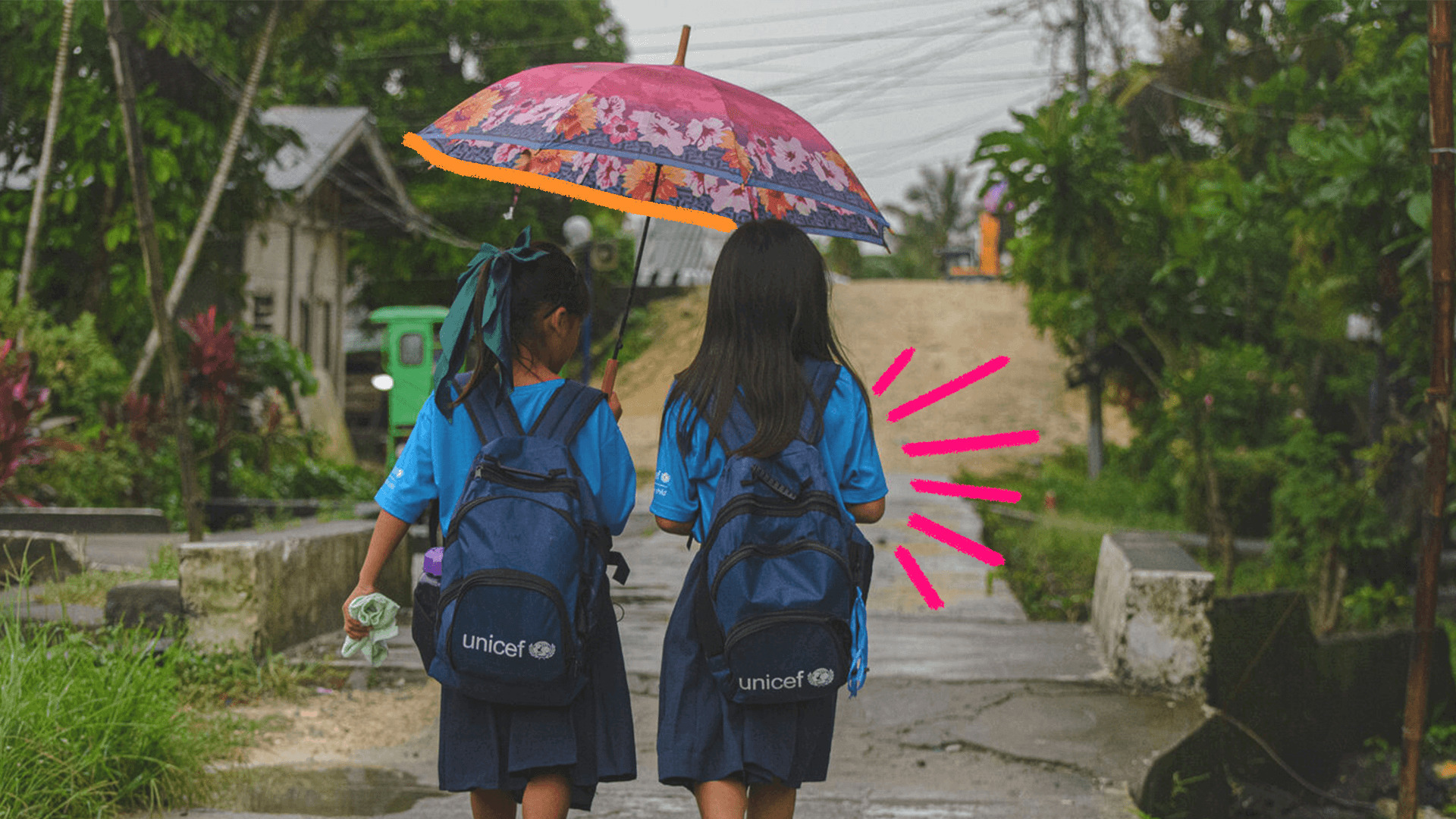 Imagem de capa para matéria sobre crise climática mostra dua smeninas de costas vestindo uniforme escolar, mochilas e uma delas segura um guarda-chuva. As duas atravessam uma ponte em uma rua de terra batida.