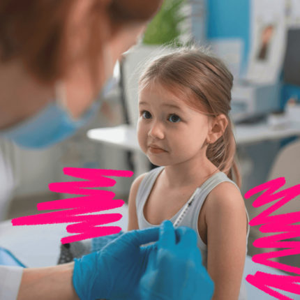 Imagem de capa para matéria sobre medo de vacinas mostra uma criança, menina, branca, de cabelos lisos olhando para uma pessoa adulta que usa luvas e seringa na mão.