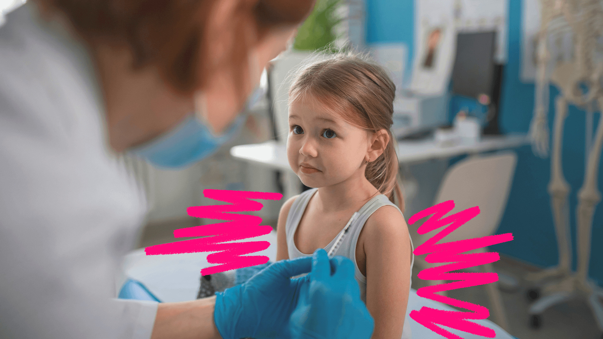 Imagem de capa para matéria sobre medo de vacinas mostra uma criança, menina, branca, de cabelos lisos olhando para uma pessoa adulta que usa luvas e seringa na mão.