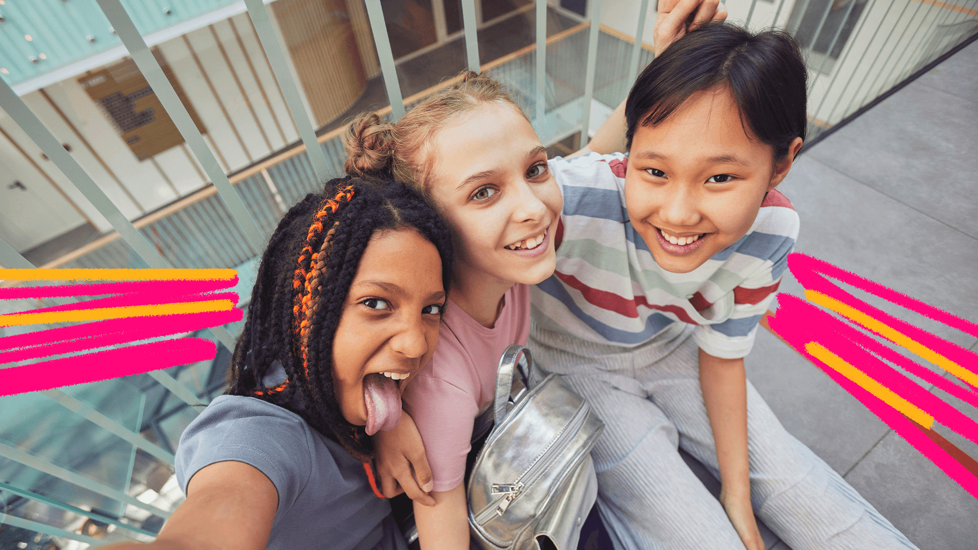 Imagem de capa para matéria sobre o que as meninas dizem no 8 de março mostra três meninas, uma negra, uma loira e uam oriental. Elas estão sentadas e sorrindo para a foto.