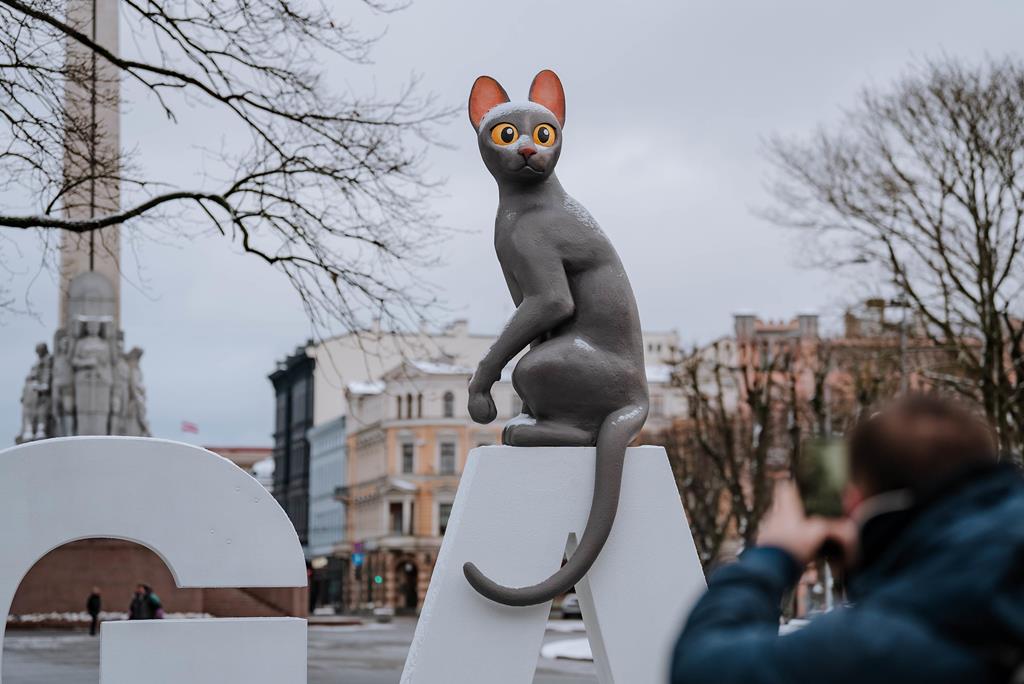 Imagem mostra escultura do gato preto do filme Flow em um ponto turístico na Letônia. 