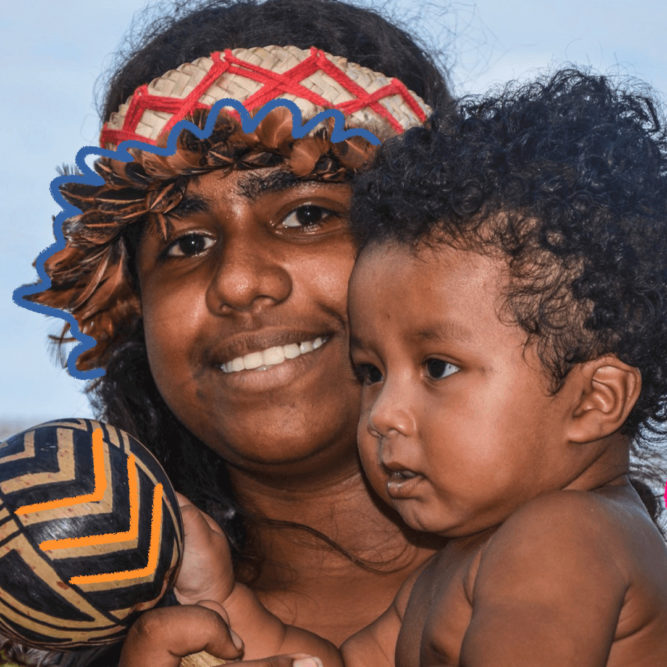 Sabedoria pataxó: Imagem mostra uma mulher e um bebê indígena.