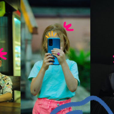Imagem mostra três crianças usando celulares . Uma menina ao cntro e dois meninos nas pontas.